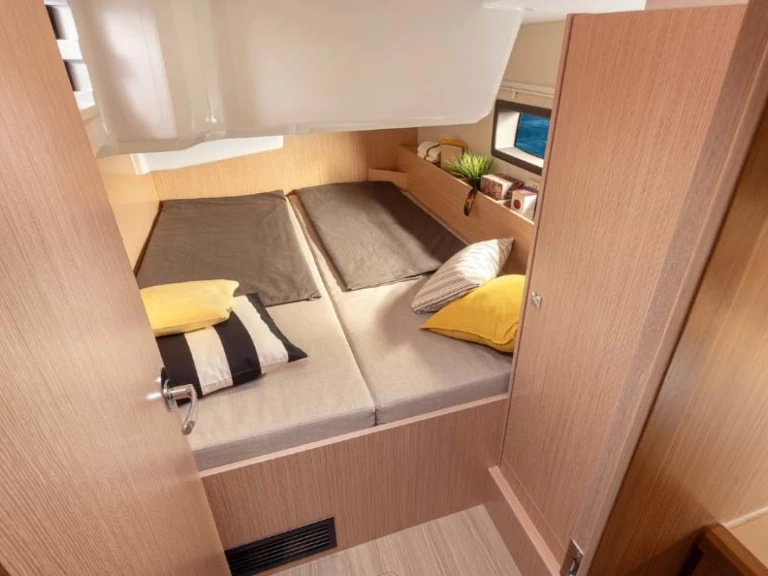 Charter a Bavaria Bavaria C38 in Agía Effimía on Samboat