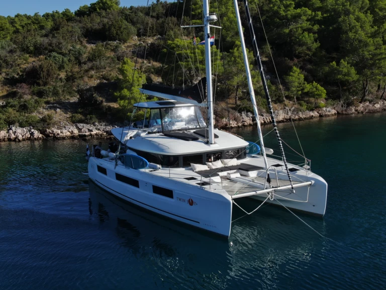 Catamaran hire in Trogir - Lagoon Lagoon 51