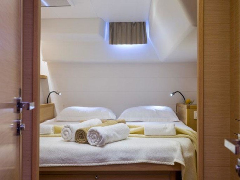 Charter a Lagoon Lagoon 450 F in Vlychada on Samboat