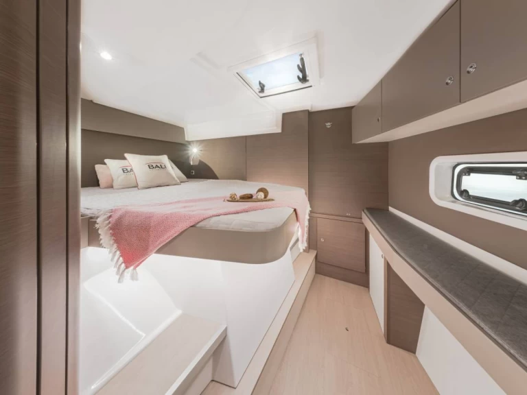 Catamaran to hire Lávrio at the best price