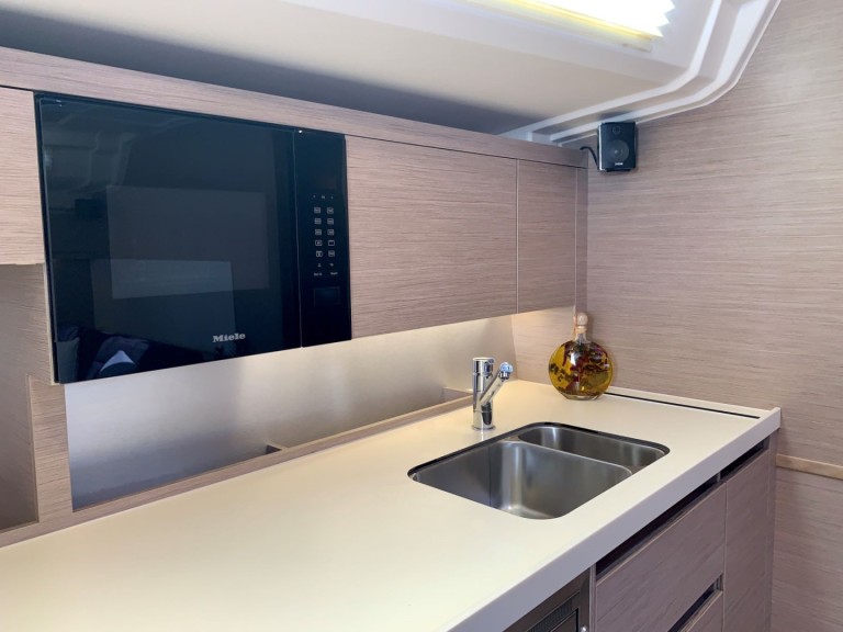 Sailboat to hire Sami at the best price