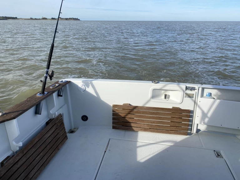 Hire Motorboat Jeanneau with a boat licence