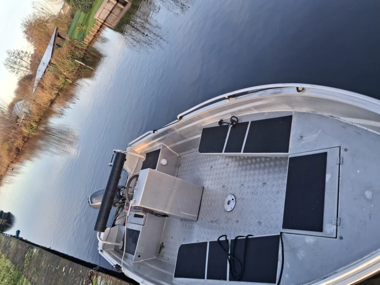 Charter a qwest R450 in Vinkeveen on Samboat