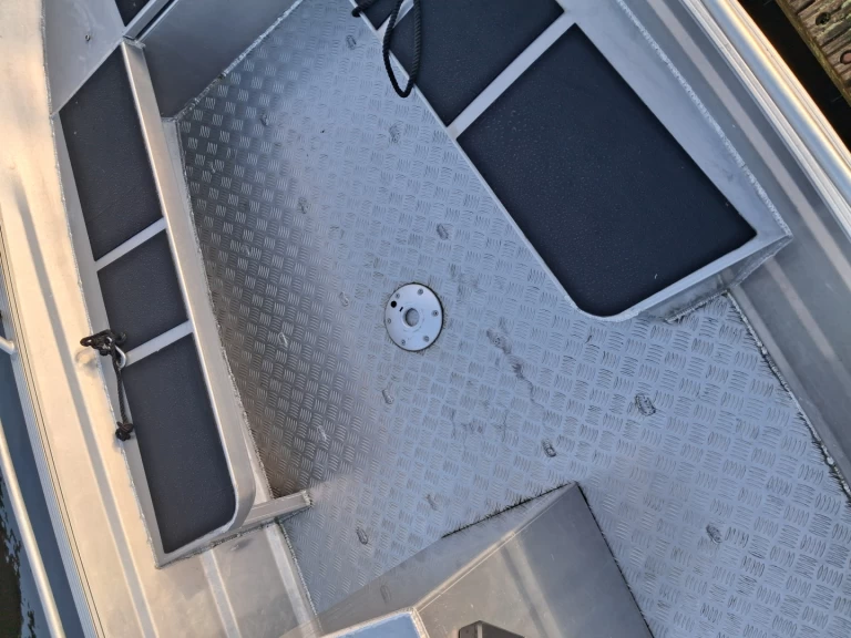 Hire Motorboat qwest with a boat licence