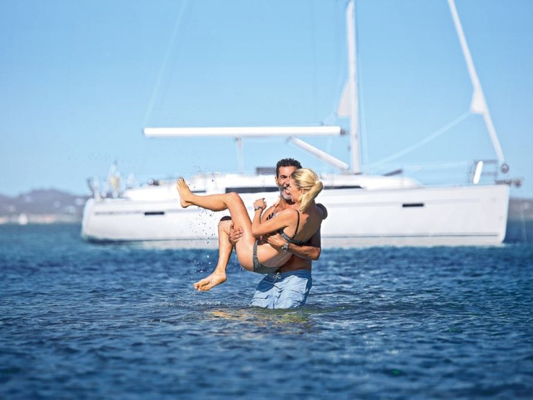 Sailboat hire in Sukošan - Bavaria Cruiser 37