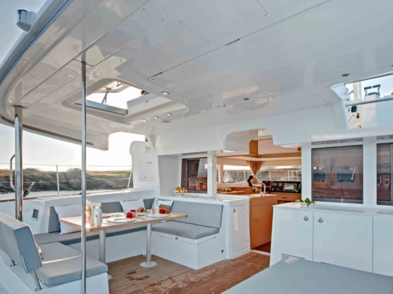 Hire Catamaran Lagoon with a boat licence