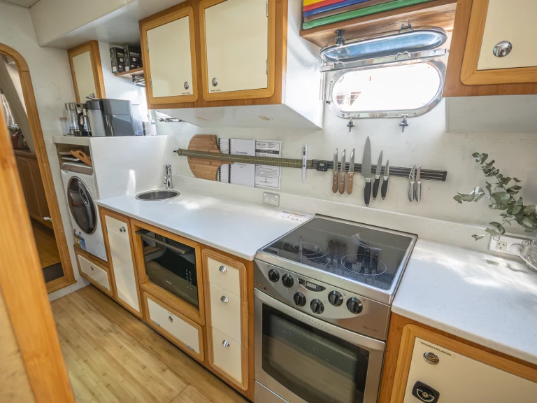 Yacht hire Airlie Beach cheap Custom Expedition Yacht