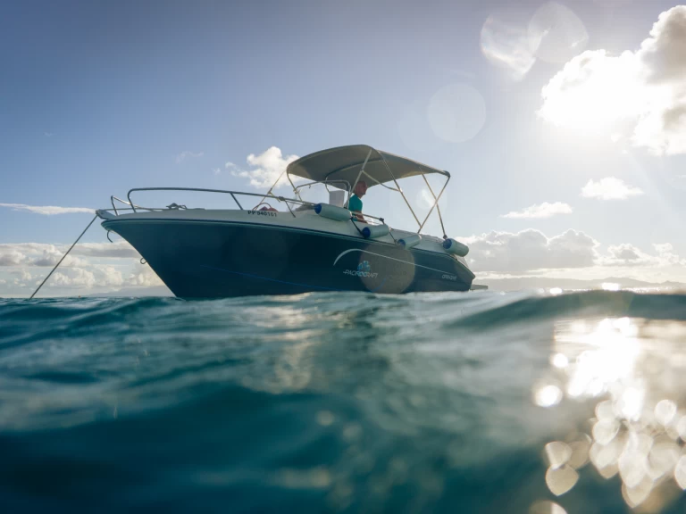 Hire Motorboat Pacific Craft with a boat licence