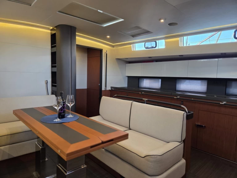 Sailboat hire in Kaštela - Bénéteau Oceanis Yacht 62