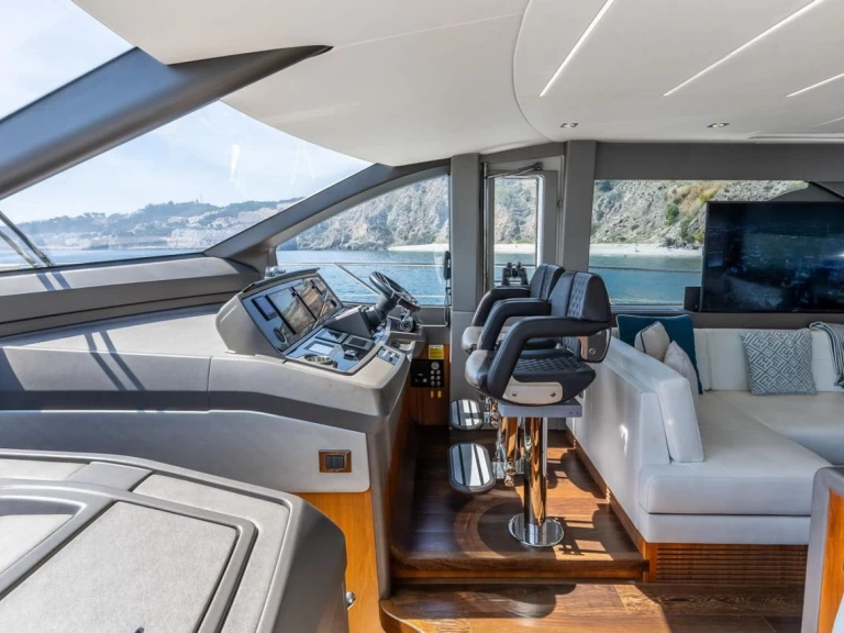 Hire Motorboat with or without skipper Sunseeker Spain