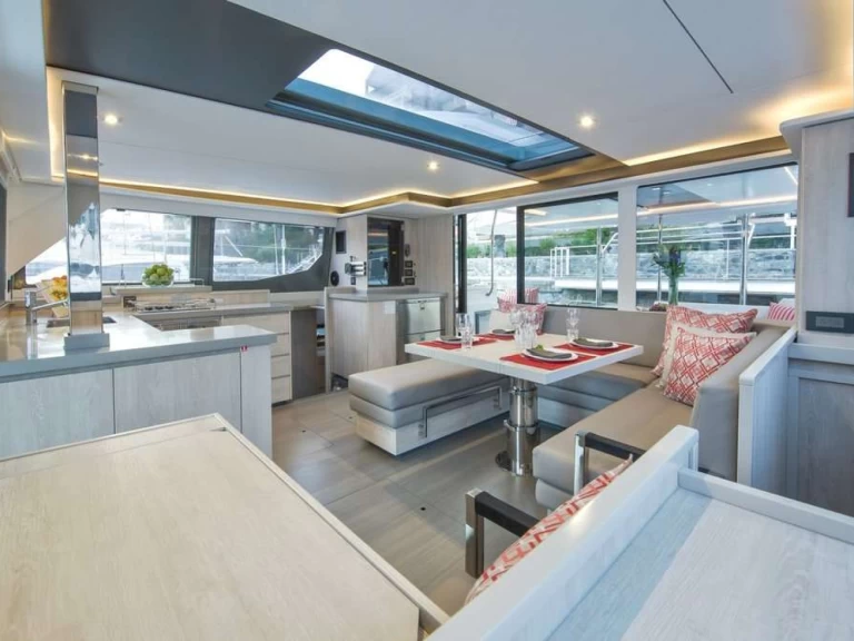 Catamaran hire in Belize City - Leopard Nice Aft Too