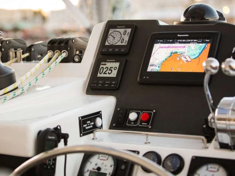 Hire Catamaran Leopard with a boat licence