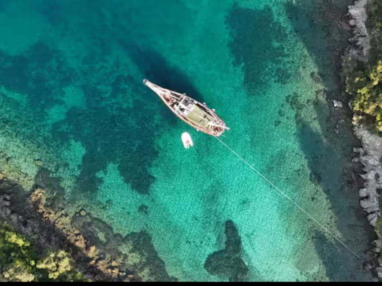 Sailboat to hire Paxi at the best price