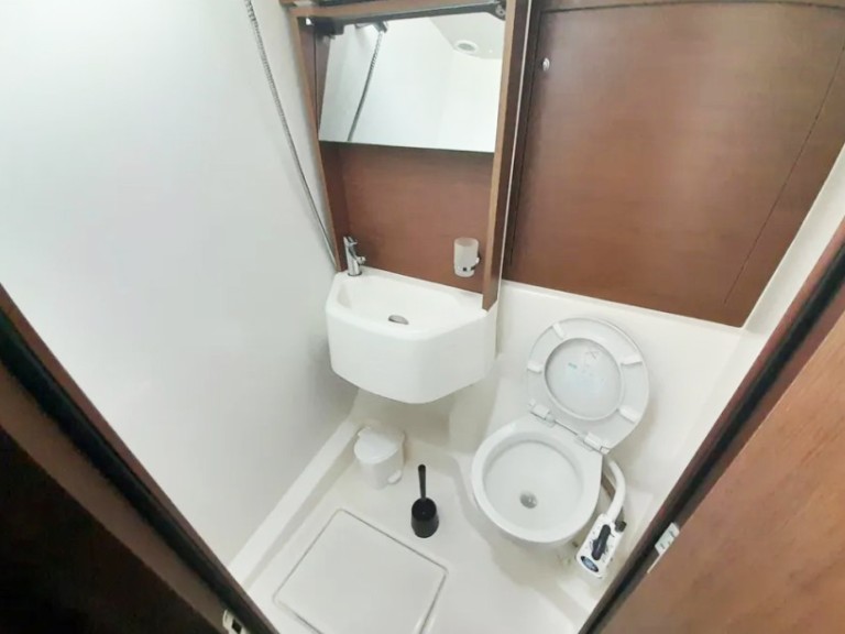 Sailboat to hire Athens at the best price