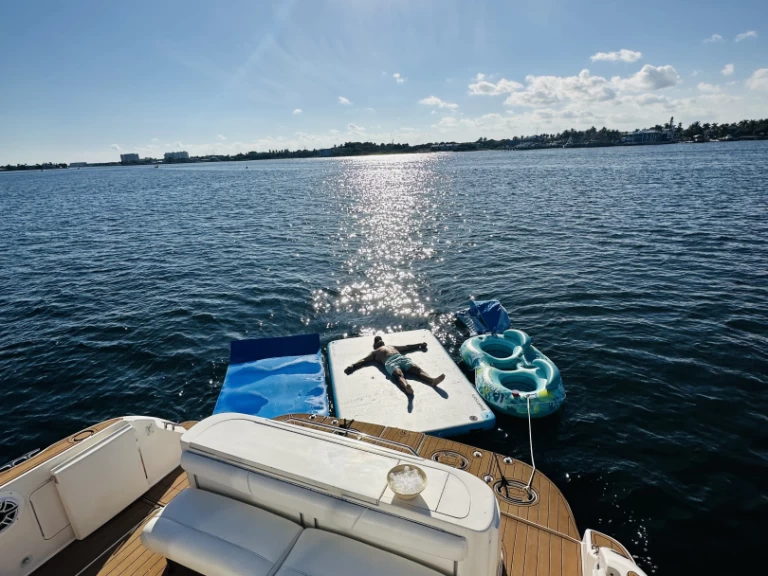 Charter a Sea Ray Sea Ray 440 Express Bridge in Boynton Beach on Samboat