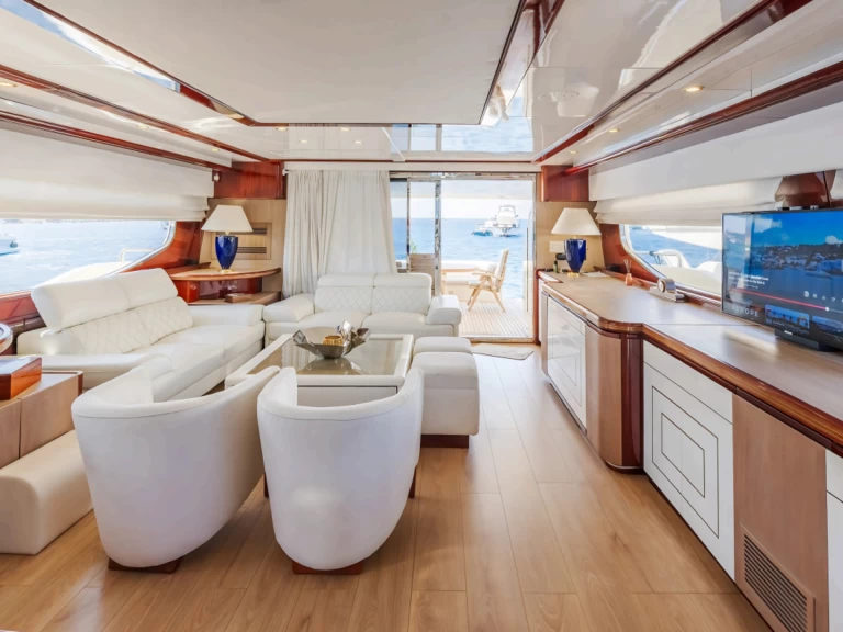 Hire Luxury Yacht Posillipo with a boat licence