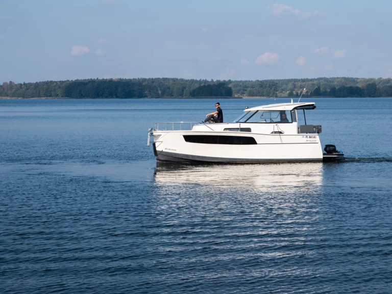 Yacht charter Ogonki - nautika 830 on SamBoat