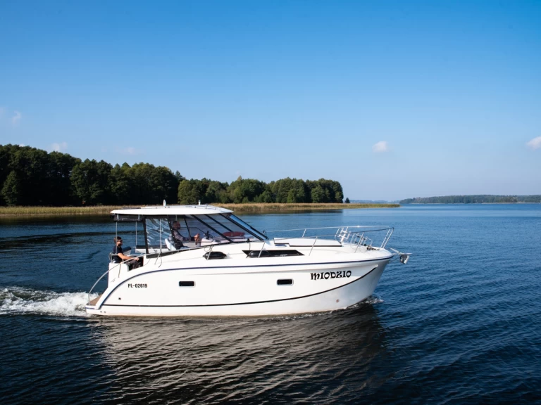 Yacht hire Ogonki cheap 860