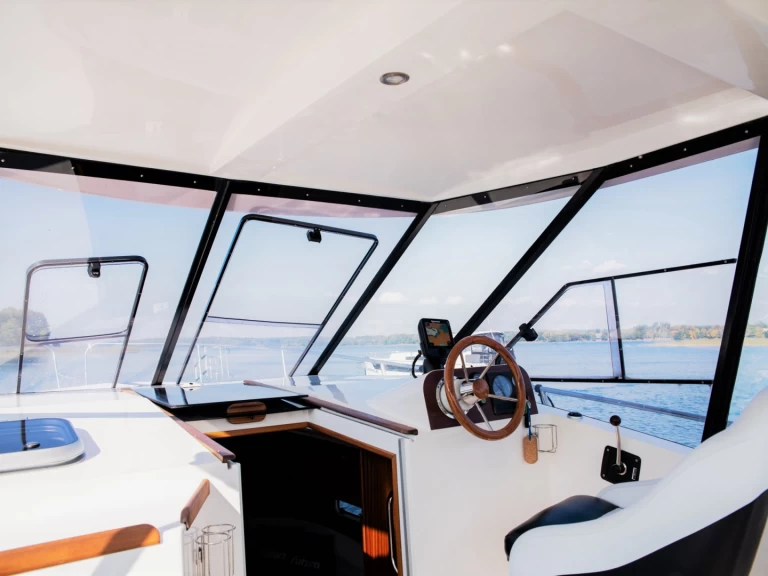 Charter a Futura 860 in Ogonki on Samboat
