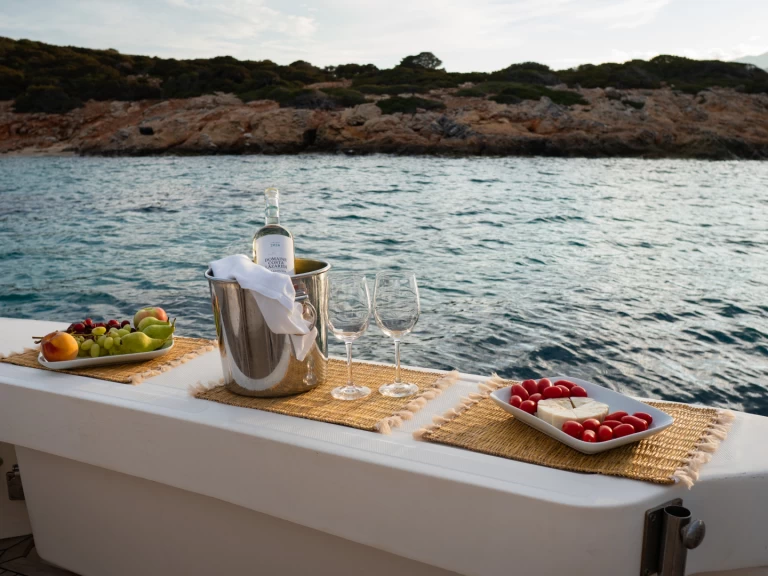 Hire Luxury Yacht Luhrs with a boat licence