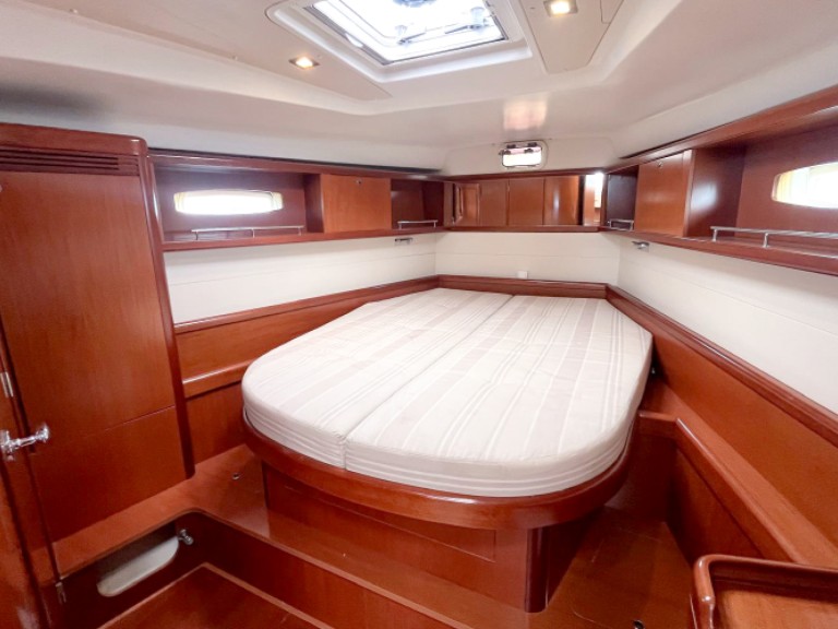 Charter a Bénéteau Oceanis 50 in Ajaccio on Samboat