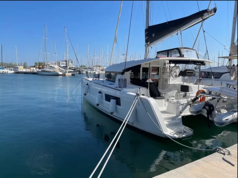 Yacht hire Lefkáda cheap Lagoon 40