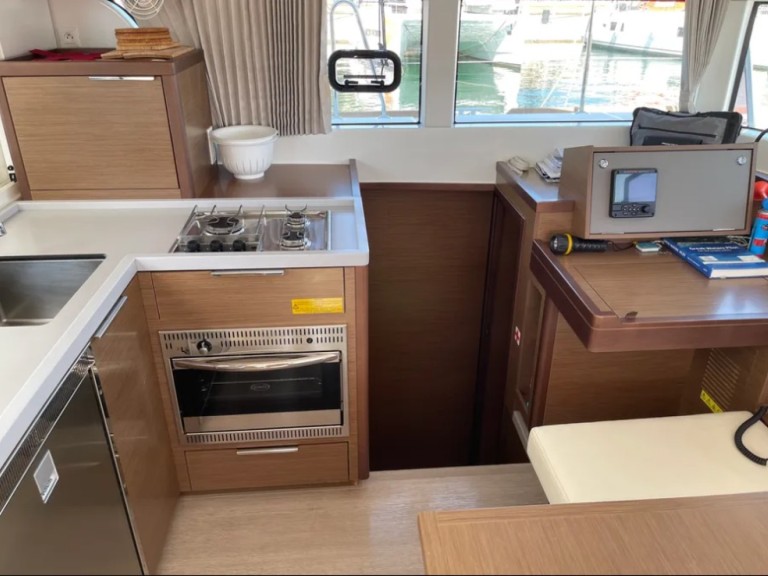 Catamaran hire in Lefkáda - Lagoon Lagoon 40