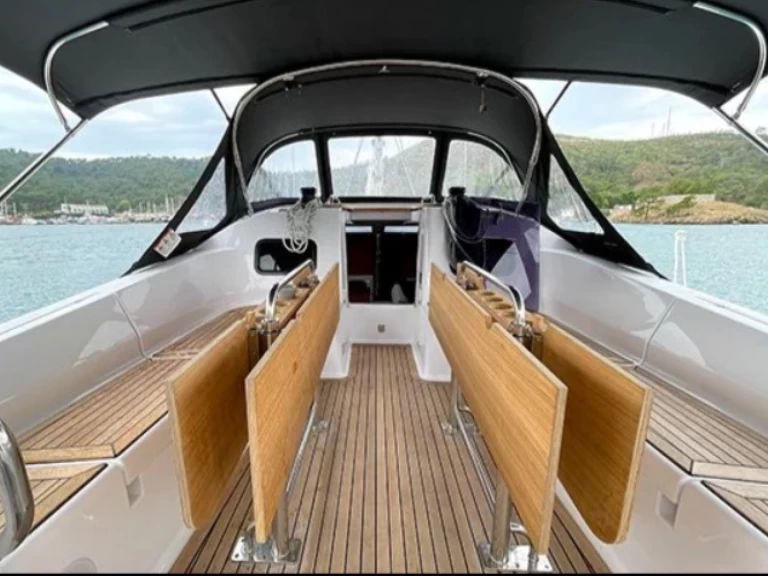 Sailboat to hire Alimos at the best price