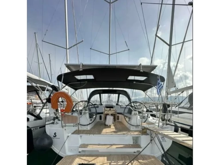 Hire a Bénéteau Oceanis 40.1 Alimos