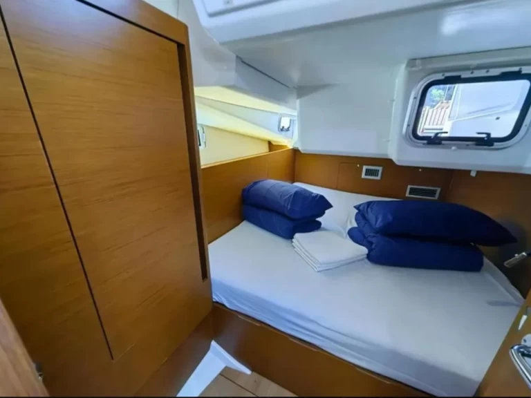 Hire Sailboat Jeanneau with a boat licence