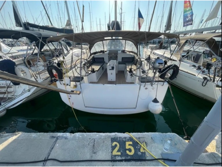 Hire Sailboat Jeanneau with a boat licence