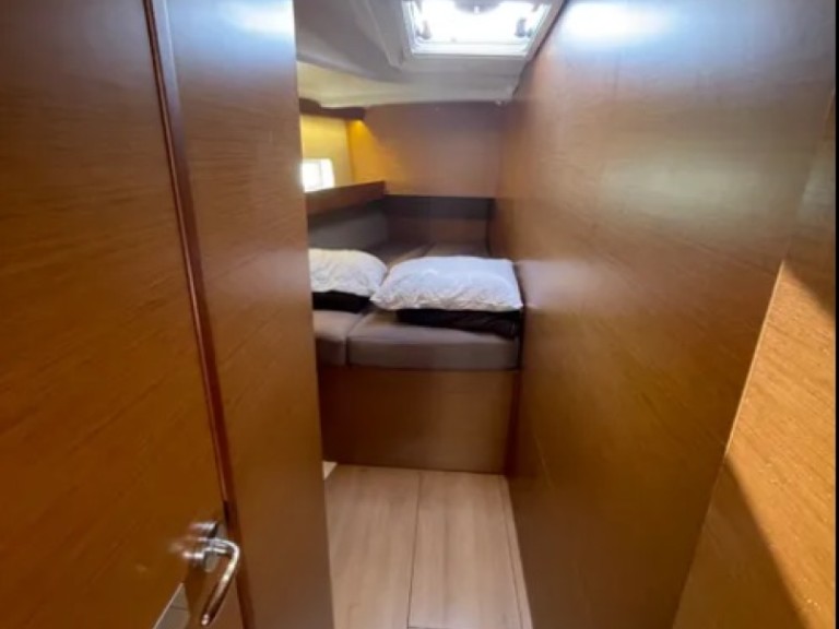 Sailboat to hire Alimos at the best price