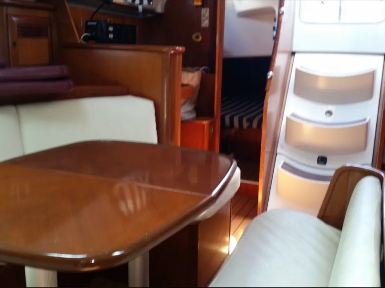 Charter a Bénéteau Oceanis 411 in Alimos on Samboat