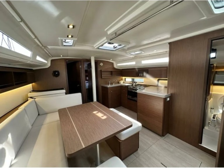 Charter a Bénéteau Oceanis 40.1 in Alimos on Samboat