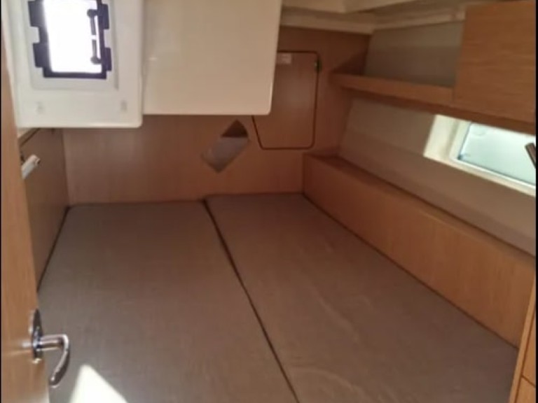 Hire Sailboat Bavaria with a boat licence