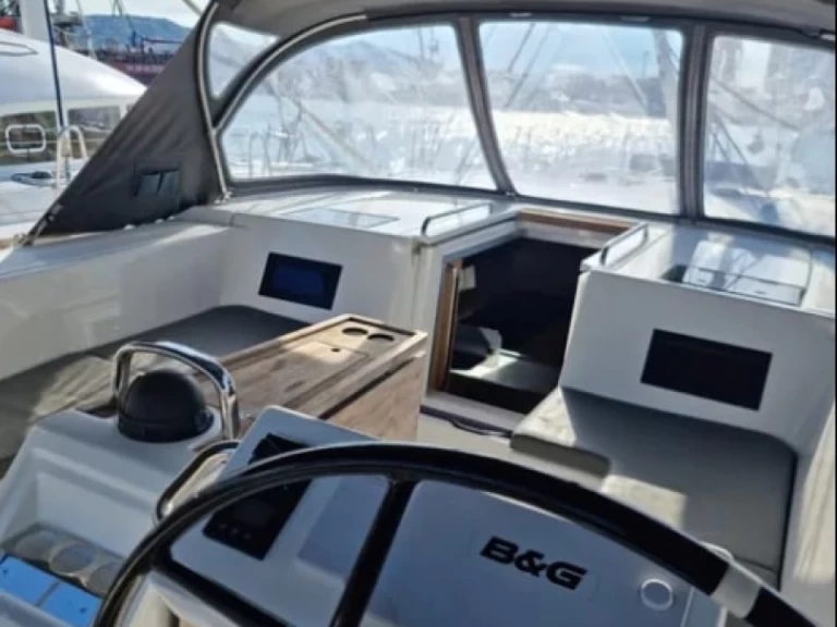 Sailboat to hire Volos at the best price