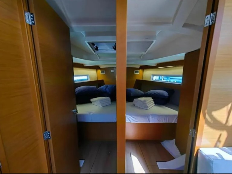 Sailboat to hire Alimos at the best price