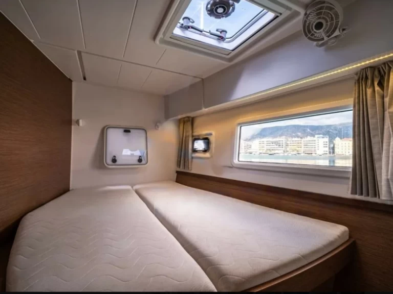 Hire Catamaran Lagoon with a boat licence