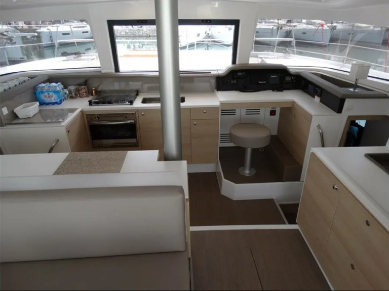 Catamaran to hire Lefkáda at the best price