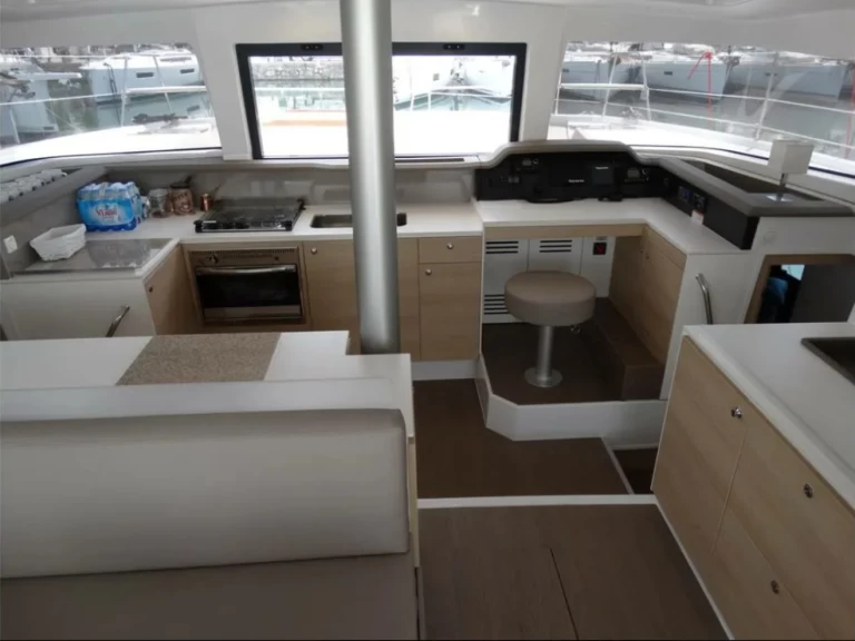 Catamaran to hire Lefkáda at the best price