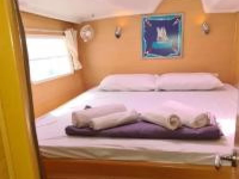 Charter a Lagoon Lagoon 380 in Pálairos on Samboat