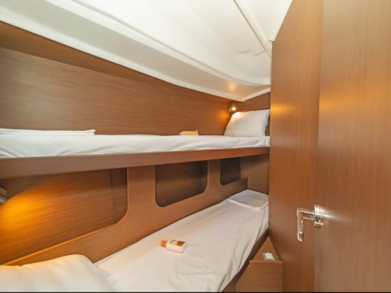 Yacht hire Alimos cheap Oceanis 40.1