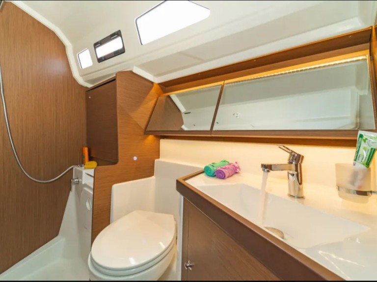 Sailboat hire in Alimos - Bénéteau Oceanis 40.1