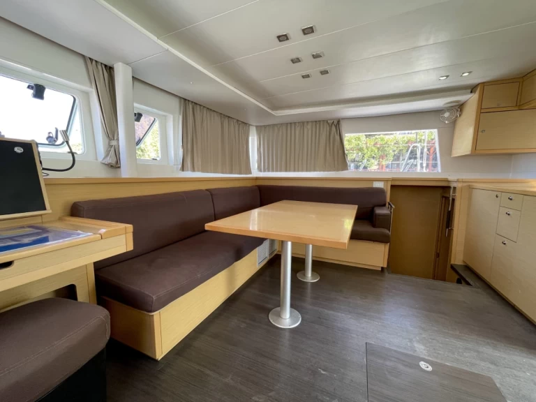 Hire Catamaran Lagoon with a boat licence