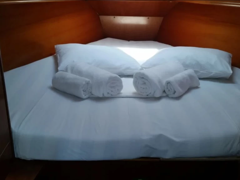 Sailboat to hire Alimos at the best price