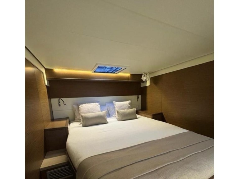 Hire Catamaran Lagoon with a boat licence