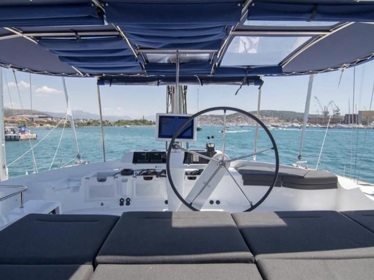 Charter a Lagoon Lagoon 52 F in Port d'Andratx on Samboat