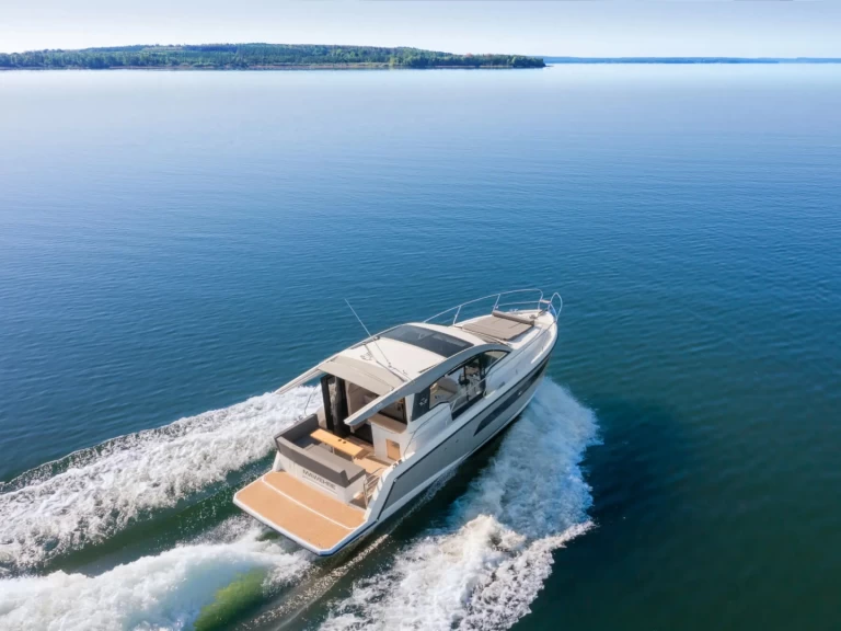 Hire Motorboat Sealine with a boat licence