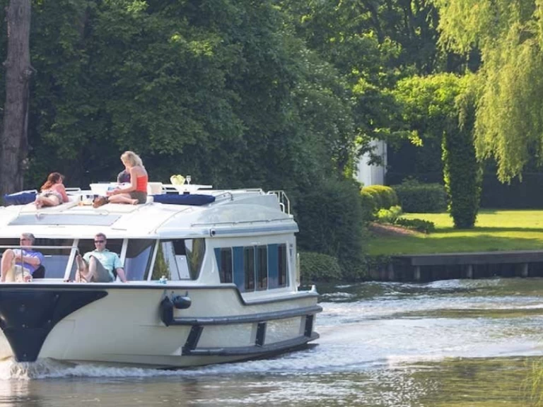 Hire Canal boat Comfort Plus with a boat licence