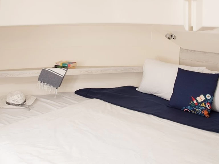 Yacht charter Decize - Premier Horizon 3 on SamBoat